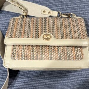 Great condition crossbody purse with fun detailing. 9x7.